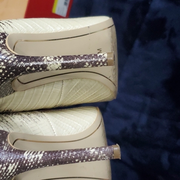 Charles Jourdan Pumps - Picture 3 of 6